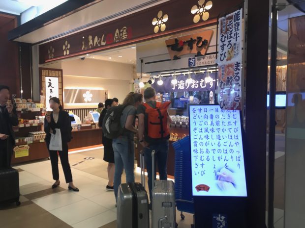 金沢駅に着いたばかりの外国人観光客も、おにぎりを購入していました。