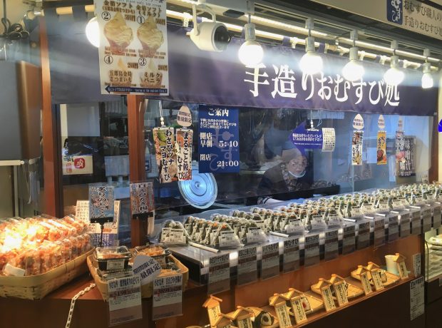 ほかほかの握りたておにぎりが並びますが、すぐに売れていきます。