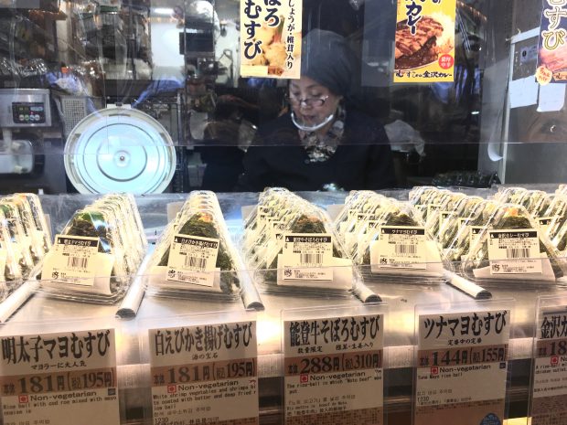 金沢ならではの「白えびのかき揚げむすび」や「能登牛そぼろむすび」など種類が豊富。