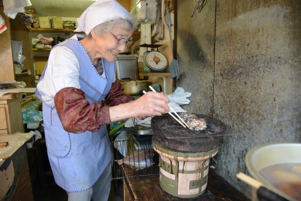 食べる前に、もう一度炭火で温めてもらうことに