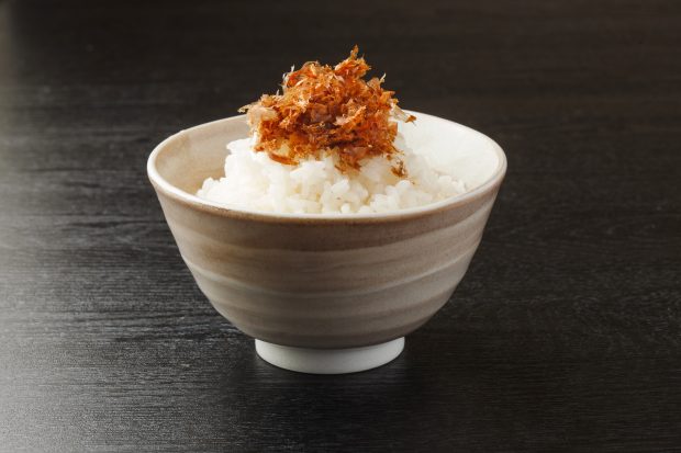 鰹節との違いはなに ふりかけとしても使えるおにぎりの定番具材の おかか とは おにぎりjapan 一般社団法人おにぎり協会 鰹節との違いはなに ふりかけとしても使えるおにぎりの定番具材の おかか とは おにぎりjapan 一般社団法人おにぎり協会
